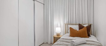 Stylish 3-Bed Apartment in Coastal Redcliffe
