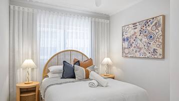 3 habitaciones, tabla de planchar con plancha, wifi y ropa de cama