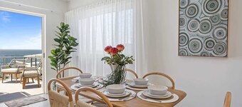 Stylish 3-Bed Apartment in Coastal Redcliffe