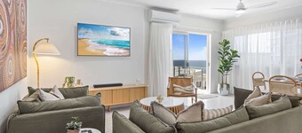 Stylish 3-Bed Apartment in Coastal Redcliffe