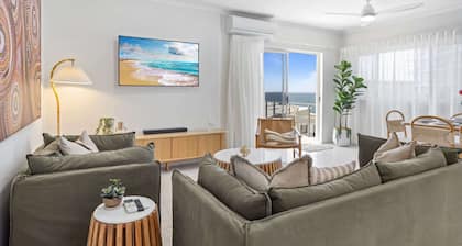 Stylish 3-Bed Apartment in Coastal Redcliffe
