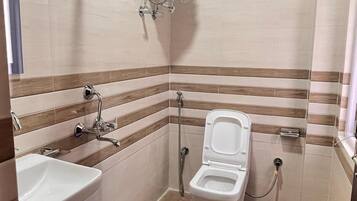 Deluxe Double Room | Bathroom | Shower, rainfall showerhead, free toiletries, slippers
