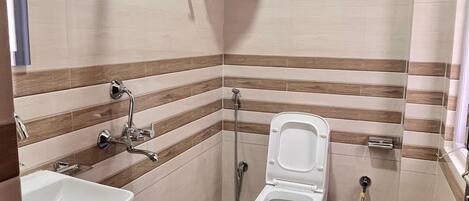 Ein kleines Badezimmer mit Toilette, Waschbecken und Dusche.