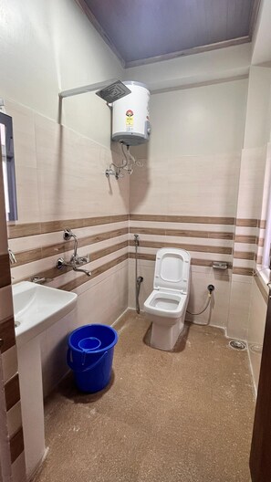 Deluxe Double Room | Bathroom | Shower, rainfall showerhead, free toiletries, slippers