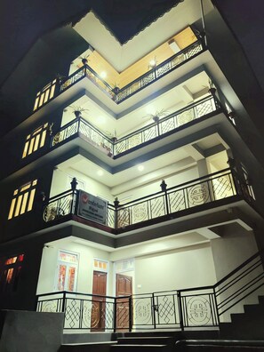 Façade de l’hébergement - soirée/nuit