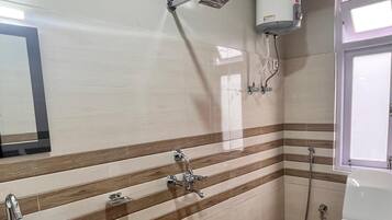 Shower, rainfall showerhead, free toiletries, slippers