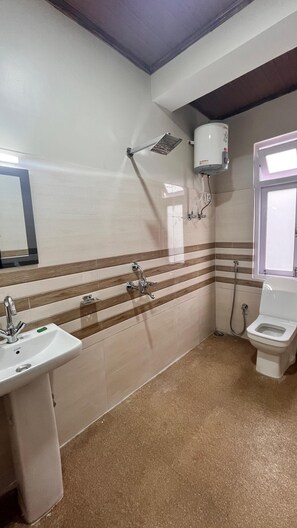 Shower, rainfall showerhead, free toiletries, slippers