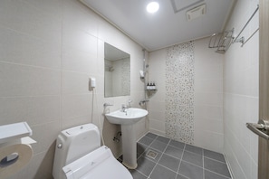 Premier kamer | Badkamer | Gratis toiletartikelen, een haardroger, badjassen, handdoeken