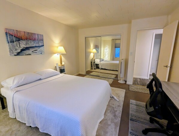 2 bedrooms, desk, WiFi, bed sheets - First Floor.  Near  all Fairbanks attractions & amenities. (Fairbanks)