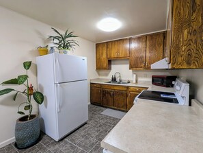 Een koelkast, een microgolfoven, een oven, een kookplaat