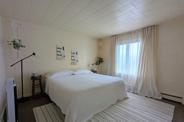 Bedroom 1: King-size bed, bright & airy. Includes room-darkening curtains.