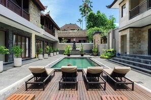 Outdoor pool, pool loungers - Kubu Manah Ubud (Ubud)