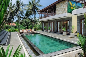 Una piscina al aire libre, sillones reclinables de piscina