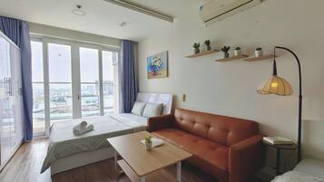 Condo básico, vista para a cidade | 1 quarto, escrivaninha, espaço de trabalho para notebook