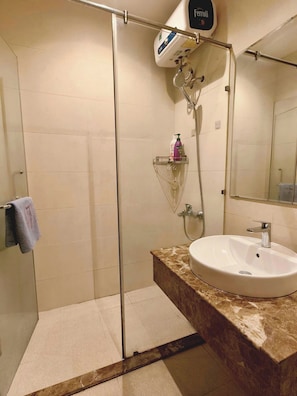 Basic-Apartment, Stadtblick | Badezimmer | Dusche, kostenlose Toilettenartikel, Haartrockner, Hausschuhe
