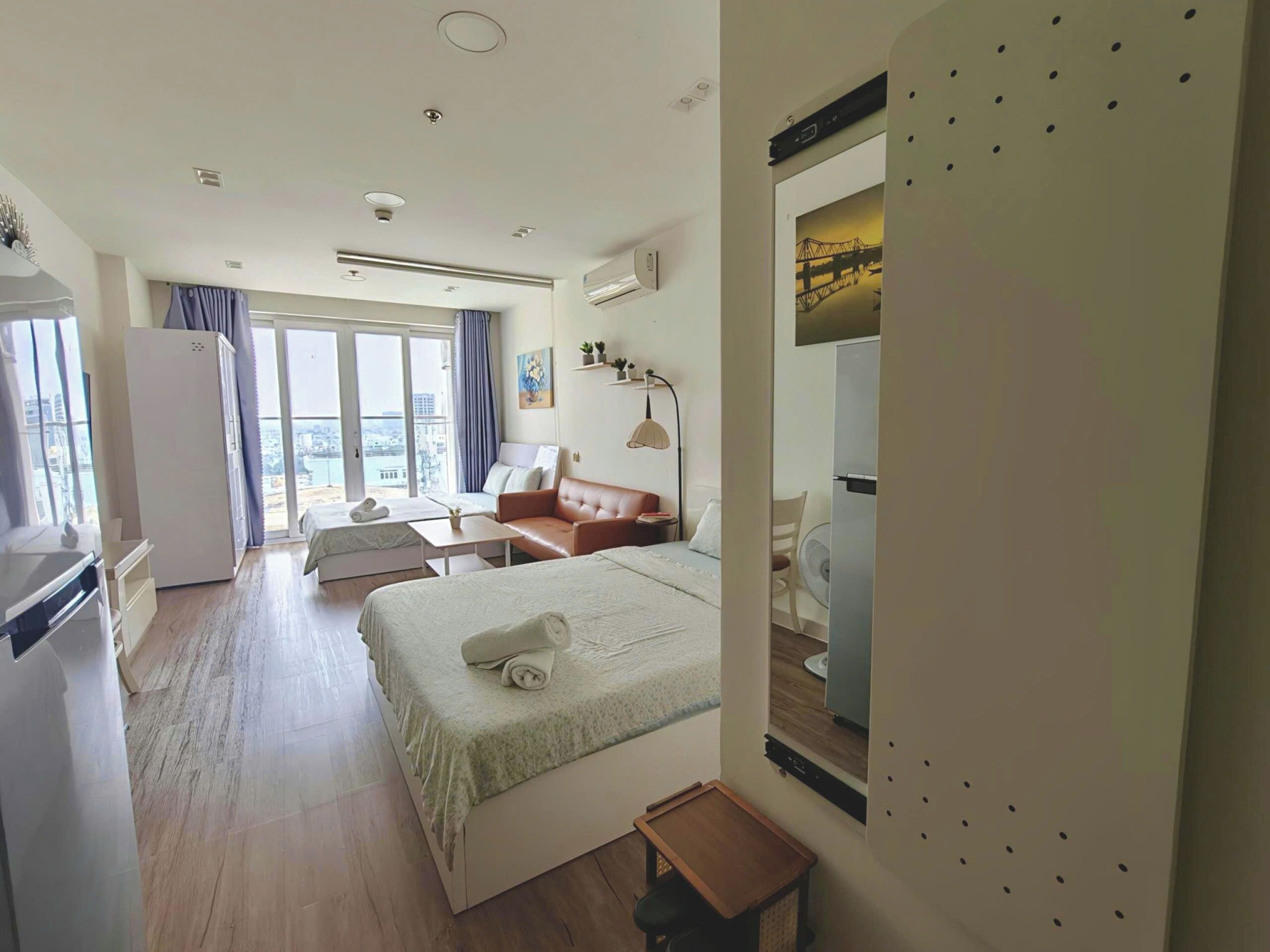 1 habitación, escritorio y espacio para trabajar con laptop 