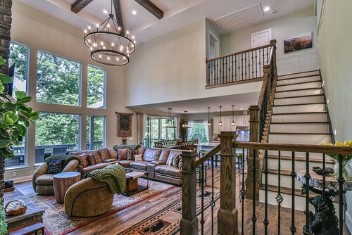 The Gem: Gated Luxury Mtn Home - Hot Tub/Sauna/Basketball/EV Charger/Hiking