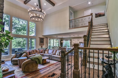 The Gem: Gated Luxury Mtn Home - Hot Tub/Sauna/Basketball/EV Charger/Hiking