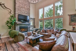 Smart TV y chimenea 