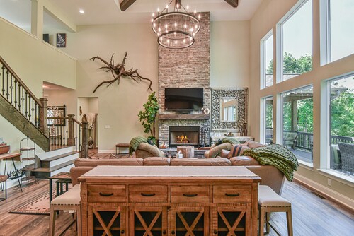 The Gem: Gated Luxury Mtn Home - Hot Tub/Sauna/Basketball/EV Charger/Hiking