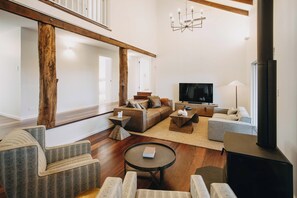 Smart TV, fireplace - The Vintners: Where luxury meets nature, five master suites & spacious living (Peerabeelup)