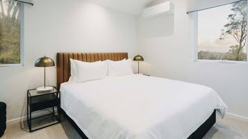 5 bedrooms, iron/ironing board, WiFi, bed sheets