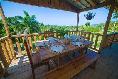 Natural Retreat with Jacuzzi and Stunning Views in Vista al Valle