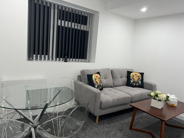 Living area - Luton Excellent 1 bed apartment with living room (Luton)