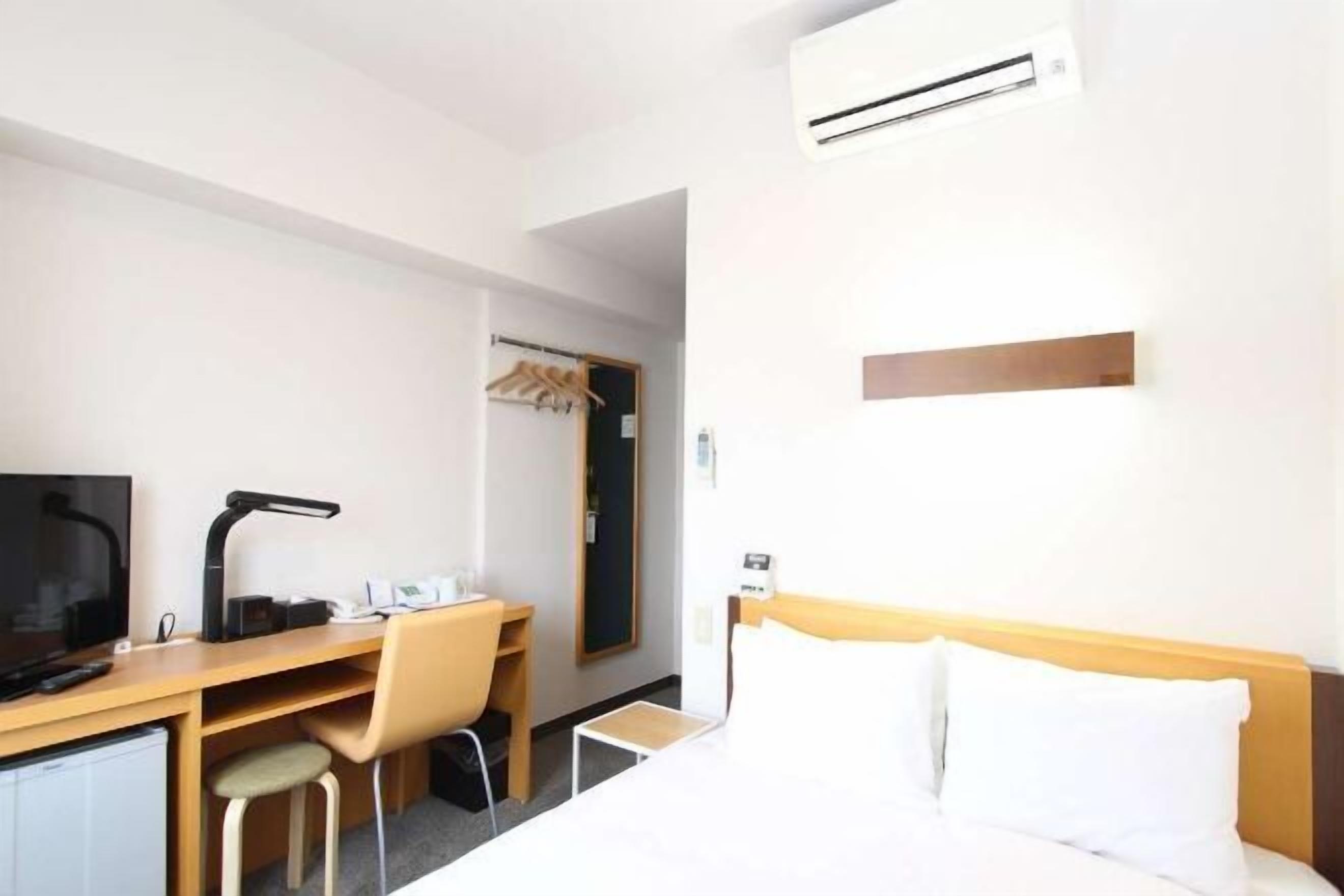 办公桌、免费 WiFi