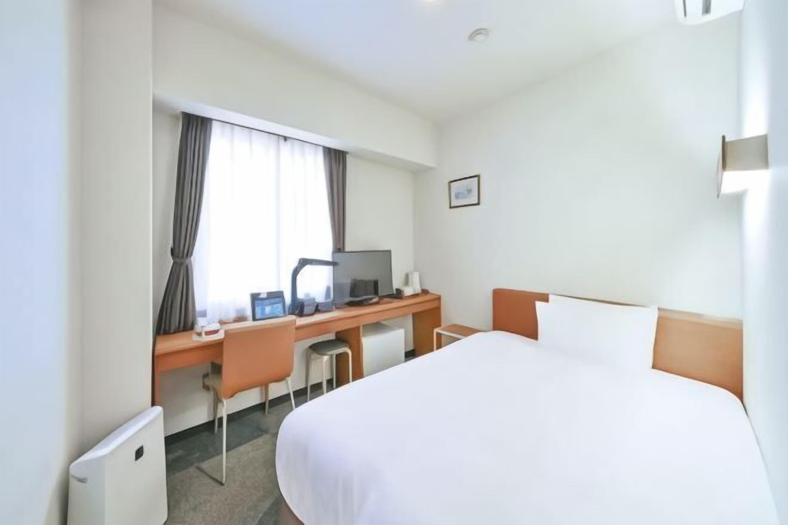 办公桌、免费 WiFi