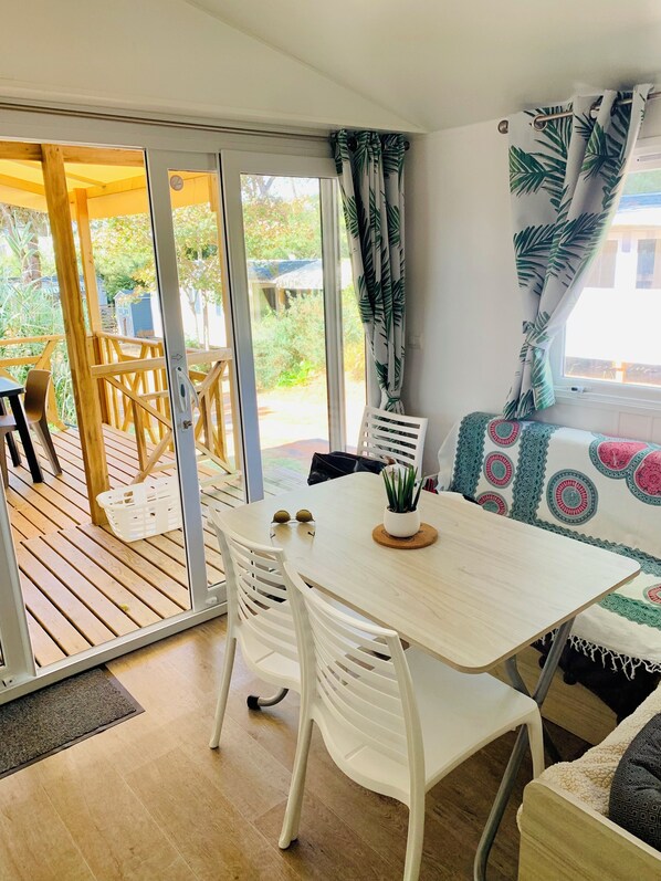 Interior - Mobile home - 2 Bedrooms - Near the sea - Camping Les Ormeaux B25 (Saint-Palais-sur-Mer)