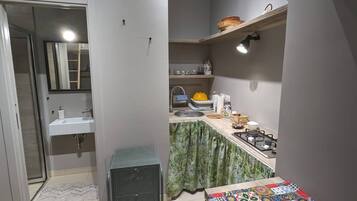 Kühlschrank, Herdplatte, Kochgeschirr/Geschirr/Besteck