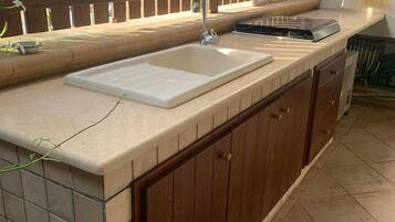 Réfrigérateur, four, plaque de cuisson, cafetiÚre/bouilloire