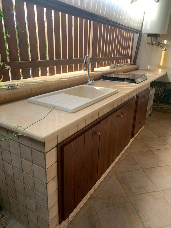 Fridge, oven, stovetop, coffee/tea maker