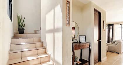 Charming 3-bedroom house with WiFi, fitness room in Apopa