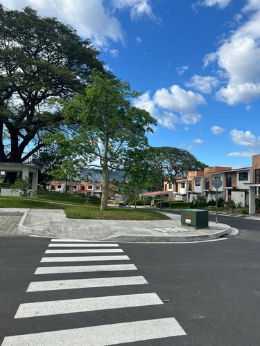 Charming 3-bedroom house with WiFi, fitness room in Apopa