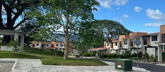 Charming 3-bedroom house with WiFi, fitness room in Apopa