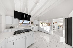 Fridge, microwave, oven, stovetop - NEW Stunning 5BR Tropical Oasis Whitesands by Bocobay (Noord)