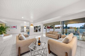 Interior - NEW Stunning 5BR Tropical Oasis Whitesands by Bocobay (Noord)
