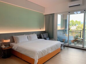 Comfort-Zimmer, Balkon, Bergblick | Schallisolierte Zimmer, kostenloses WLAN
