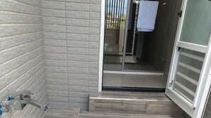 A bathroom with a bathtub, a shower, and a toilet. - Orange Homestay (Kaohsiung)