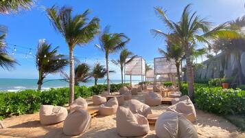 En privat strand, hvidt sand, gratis strandtransport