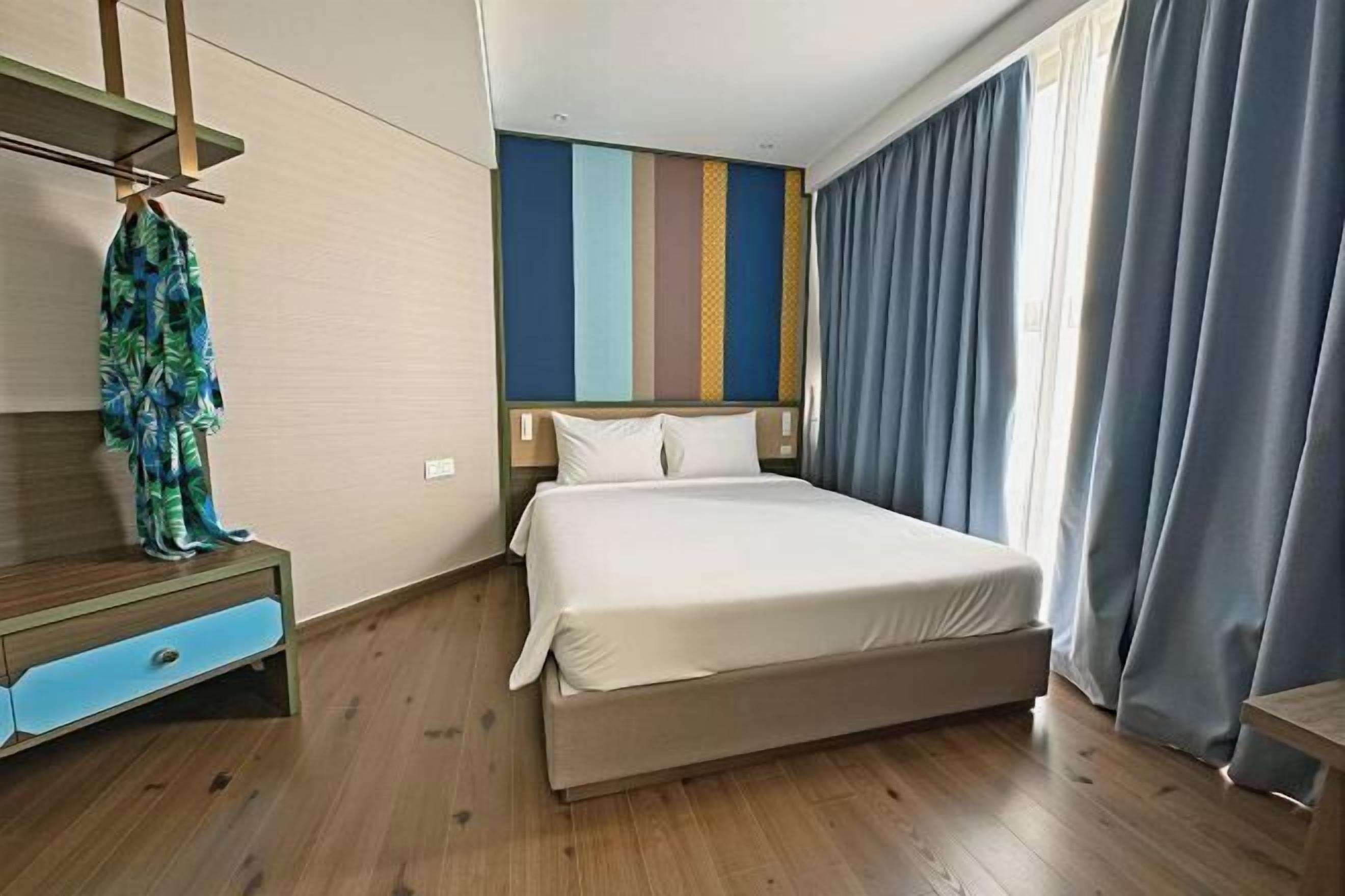 Mini-bar avec articles gratuits, coffres-forts dans les chambres, bureau