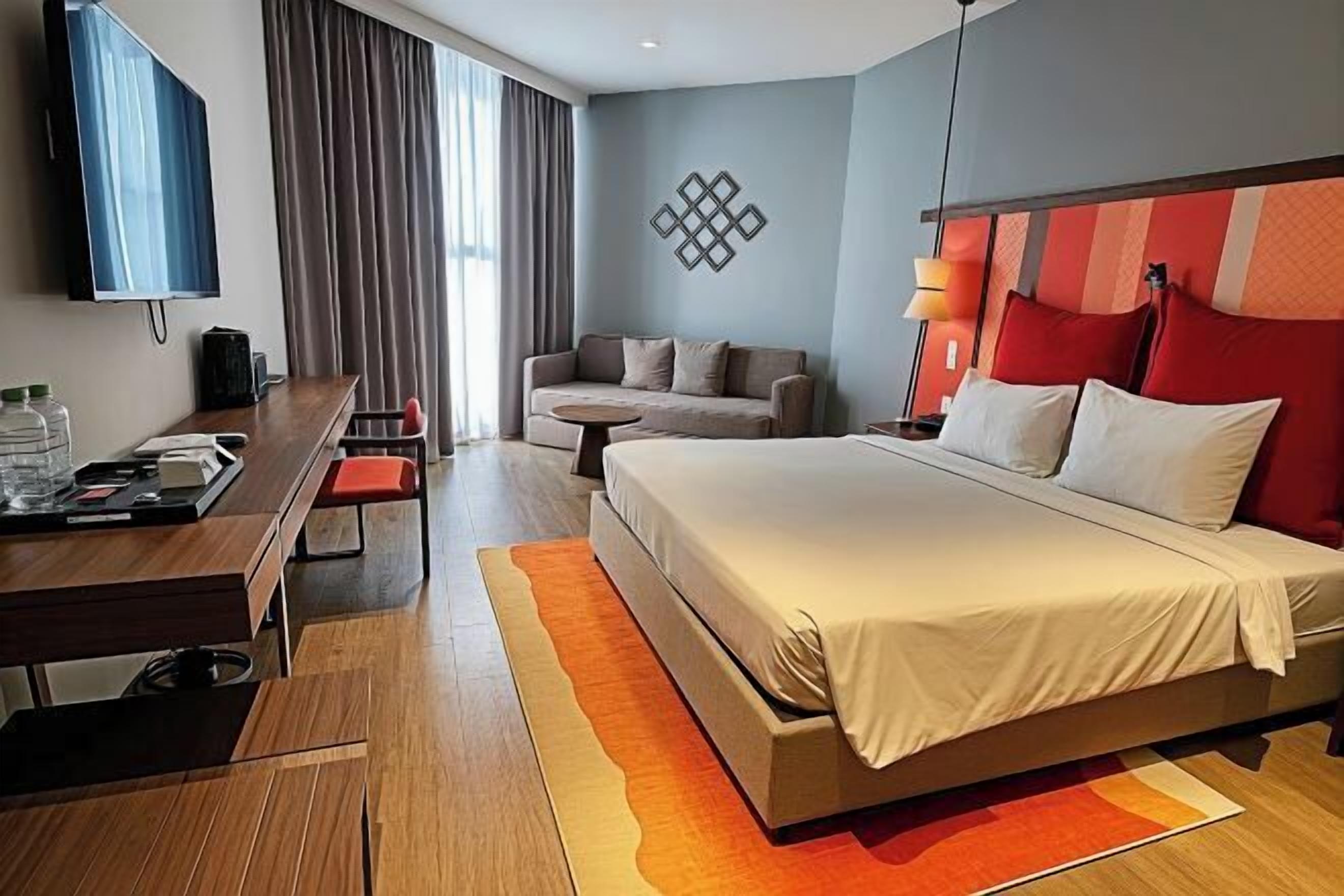 Mini-bar avec articles gratuits, coffres-forts dans les chambres, bureau