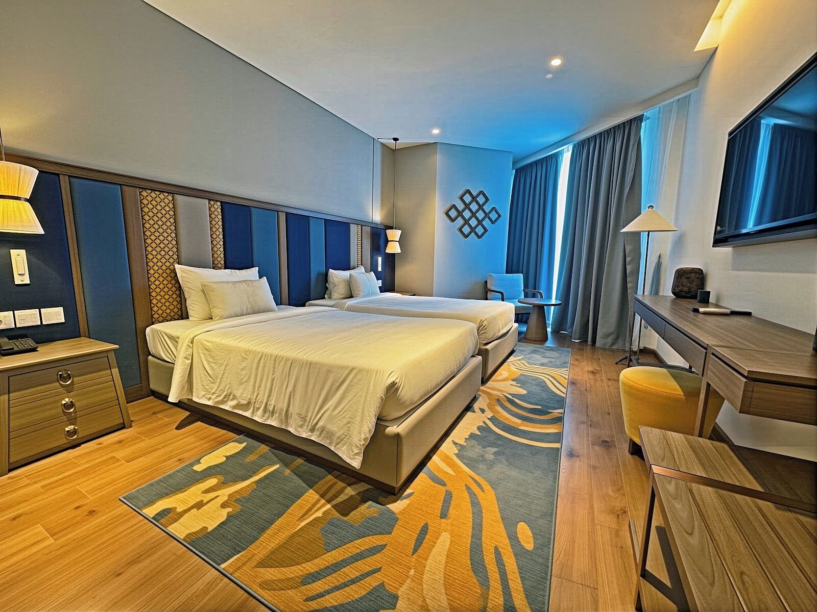 Estudio empresarial, 2 camas individuales, vista al océano | Artículos del minibar gratis y caja de seguridad en la habitación 