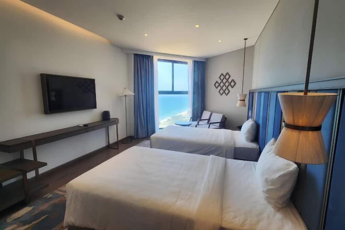 2 bedrooms, free minibar items, in-room safe, desk