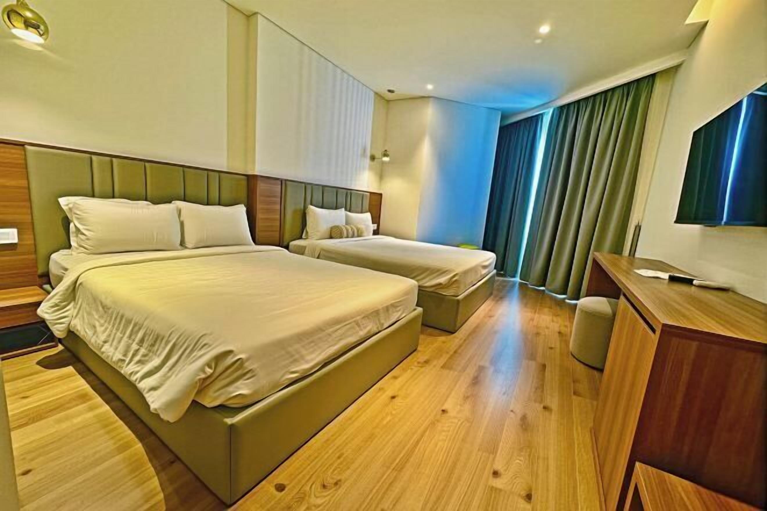 Mini-bar avec articles gratuits, coffres-forts dans les chambres, bureau