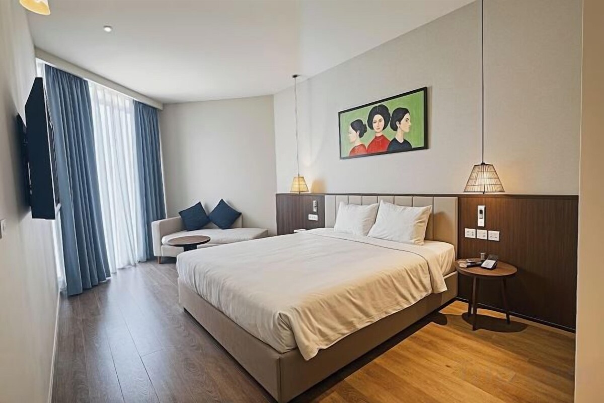 Een minibar met enkele gratis items, een kluis op de kamer, een bureau