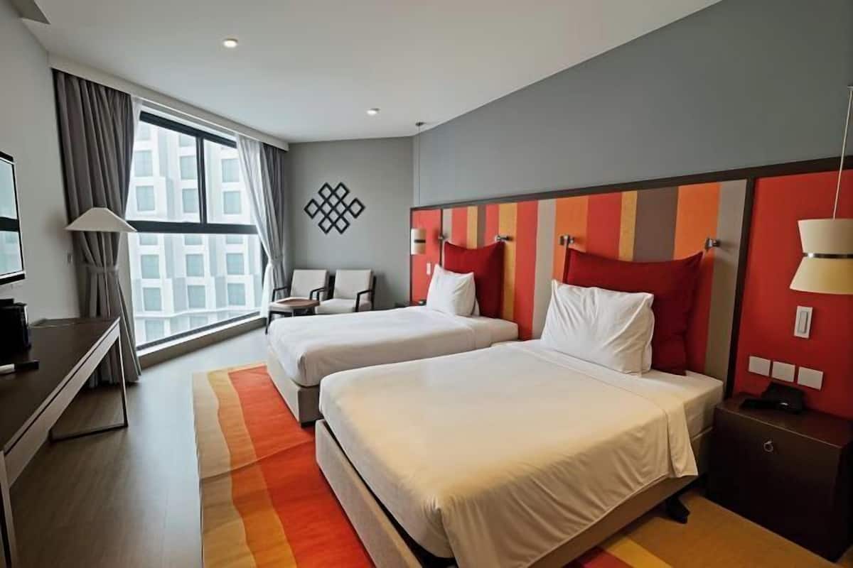 2 bedrooms, free minibar items, in-room safe, desk
