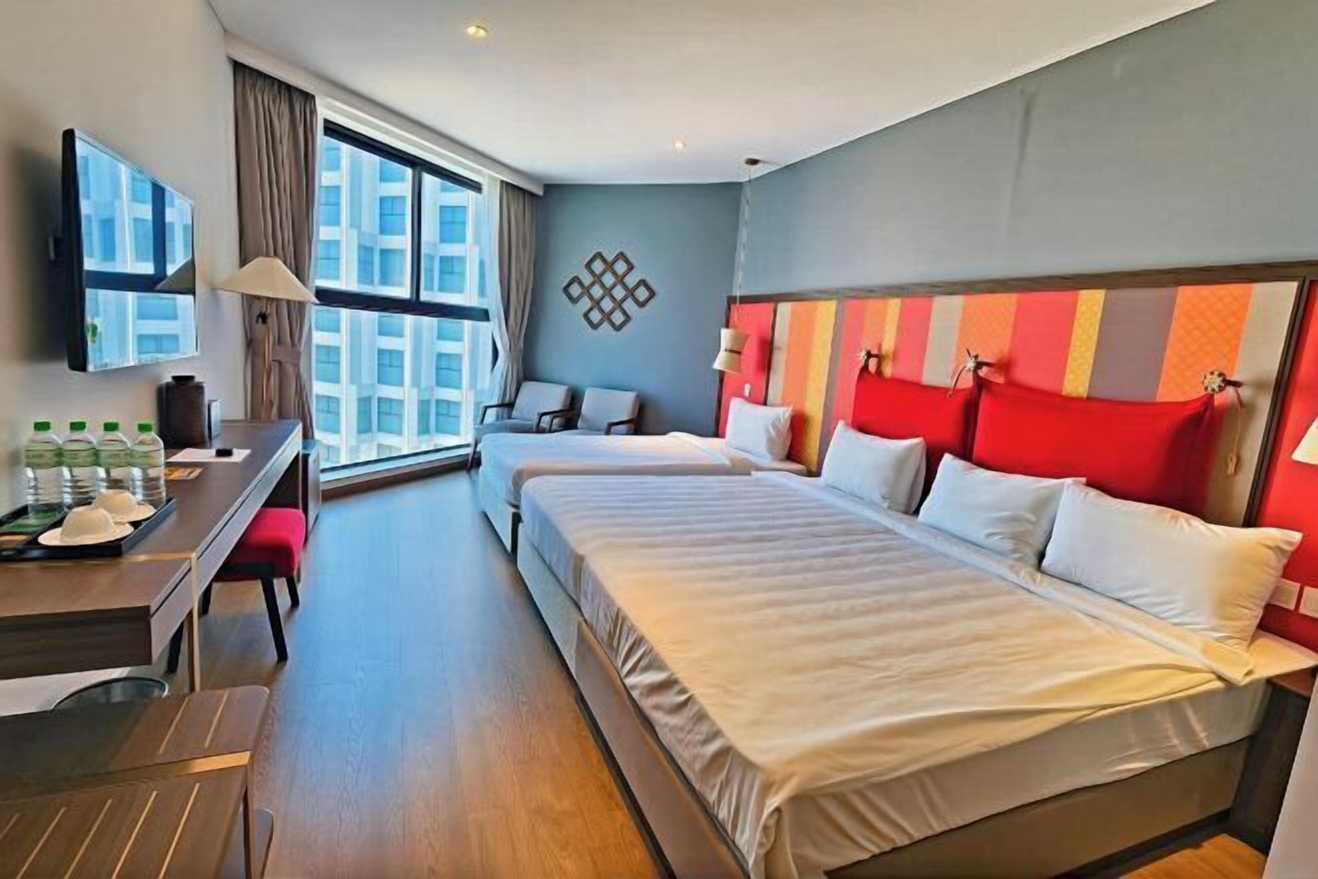 Mini-bar avec articles gratuits, coffres-forts dans les chambres, bureau